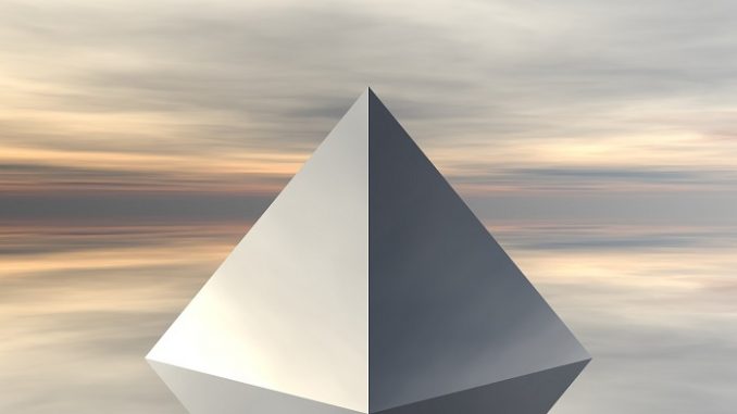 La pirámide conectada con el trading
